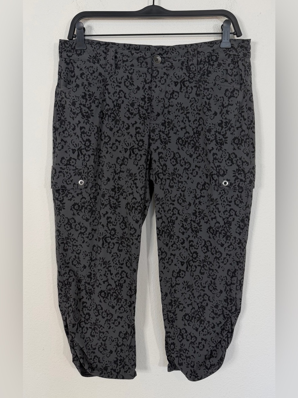 Eddie Bauer Outdoor Capris Ruched Grey Black Floral Hiking Camping Size 8